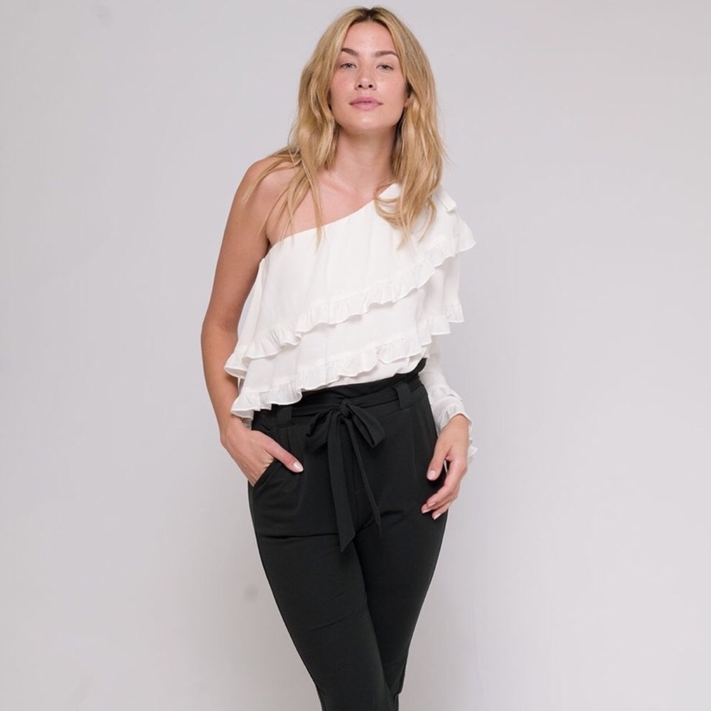 💋NWT! One Shoulder Ruffle Top